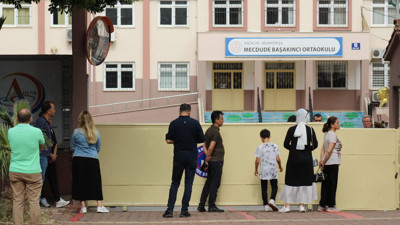 Çocuklar sınavda, aileleri dışarıda heyecan yaşadı