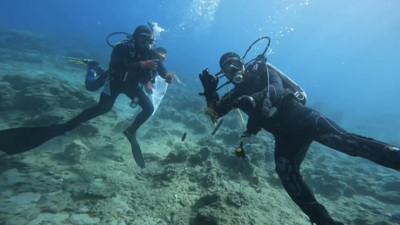 Turizm cenneti Kaş’ta denizden çıkan pes dedirtti: Kamyon lastiği, bar sandalyesi, tencere, şişe