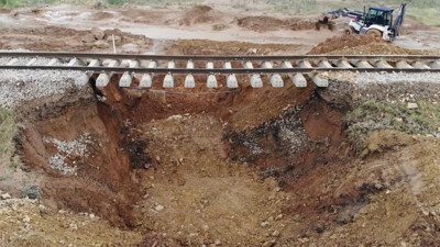 Sel suları faciayı beraberinde getiriyordu. Doğu Ekspresi hattı çöktü