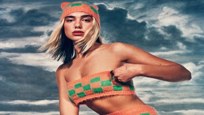 Dua Lipa'yı pembe bikinisiyle gören hayranları şaşı oldu