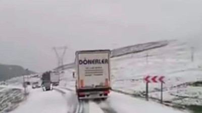 Sahara Geçidi'ne Haziran’da kar yağdı. Hazırlıksız sürücüler zor anlar yaşadı