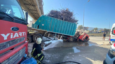 Dorsesi açılan kamyon üst geçide çarptı: 1 yaralı