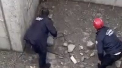İnşaatın temeline düşen tilkinin yardımına itfaiye yetişti