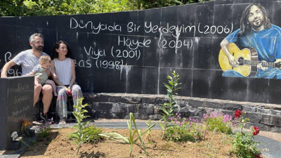 Ünlü sanatçı Kazım Koyuncu mezarı başında anıldı. 'Şair ceketli çocuk' olarak tanınıyordu