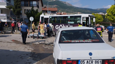 Özel halk otobüsü ile otomobil çarpıştı: 5 yaralı