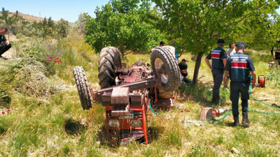 Devrilen traktörün altında kalan sürücü hayatını kaybetti (27 Haziran 2023)