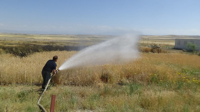 Mangal yapayım derken tarlasını yaktı