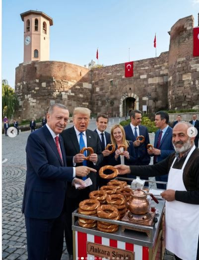 Sosyal medyada gündem oldu: NATO liderleri hamamda, piknikte, camide - Resim: 3