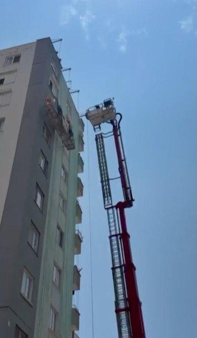 Sekizinci katta ölüm kalım savaşı: Ekiplerden nefes kesen kurtarma operasyonu - Resim : 4