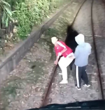 Hareket halindeki trenin önünü kestiler: İçeri alınmayınca taşladılar - Resim : 3