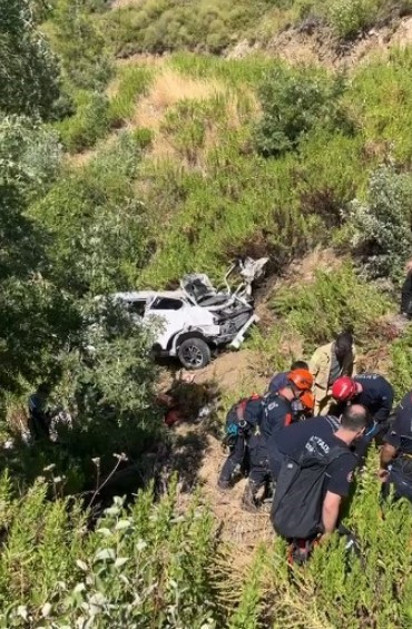 Antalya'da feci kaza: Uçuruma yuvarlanan otomobilde 5 kişi hayatını kaybetti - Resim : 1