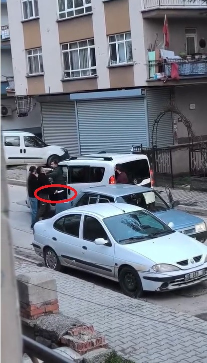 Kameraya yansıyan dehşet: Ankara'da trafikte yol verme kavgası - Resim : 1