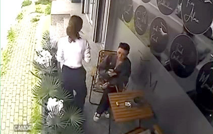 Böyle pişkinlik görülmedi: Önce güzelleşti, sonra kahvesini içti - Resim : 2