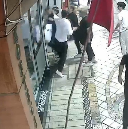 Tokat ve tekme yağmuru: Yazılım mühendisi hastaneye kaldırıldı - Resim : 3