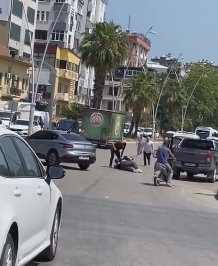 Tüfek gösterip sopayla dövdüler: Adana’da trafik magandaları caddeyi savaş alanına çevirdi - Resim : 2