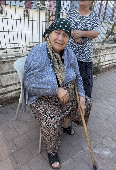 “Kim yaktıysa gözü kör olsun” dedi: Yaşlı kadını komşular teselli etti - Resim: 10