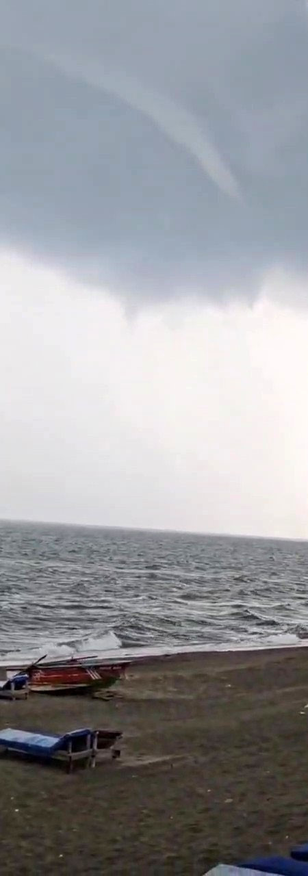 Göz gözü görmedi, hortum paniği başladı - Resim : 3