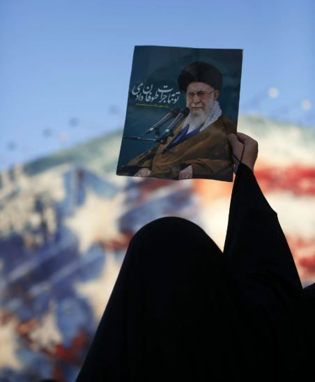 İran’da 40 günlük yas ilan edildi: Sokaklar hareketlendi - Resim: 1