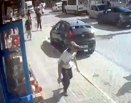 Avcılar'da mahallede korku dolu anlar: Çocuk kavgası bıçaklı hesaplaşmaya dönüştü - Resim : 1
