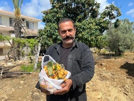 Poşeti alan bahçeye koştu: Köylünün geçim kaynağıydı, artık para etmiyor; hepsini bedava dağıttı - Resim: 5