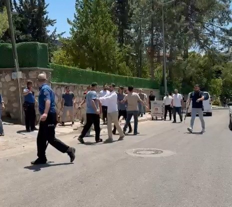 Öfkeden gözleri döndü: Karakol önünde meydan savaşı - Resim : 1