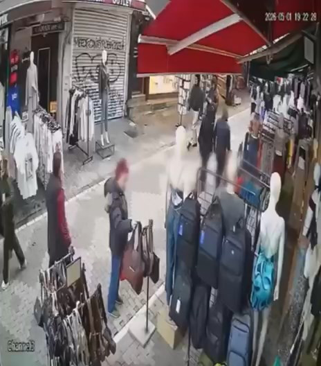 Kadıköy’de şoke eden hırsızlık: Çantayı koluna takıp böyle gitti - Resim : 2