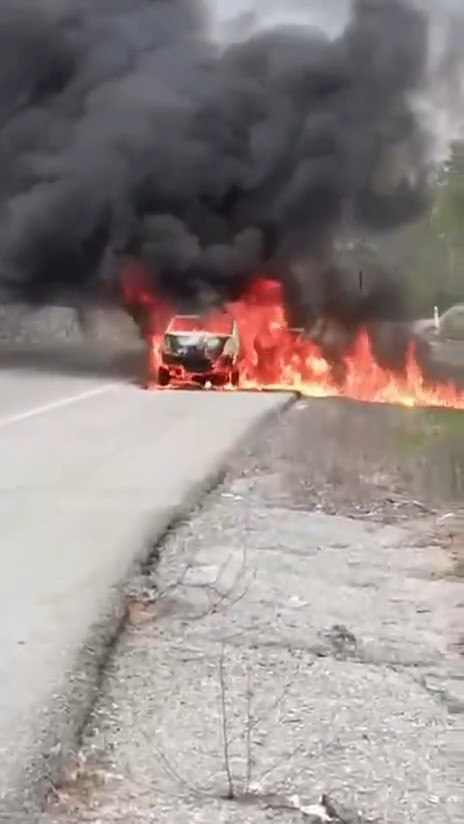 Otomobil alev topuna döndü: Ölümden saniyelerle kurtuldular - Resim : 2