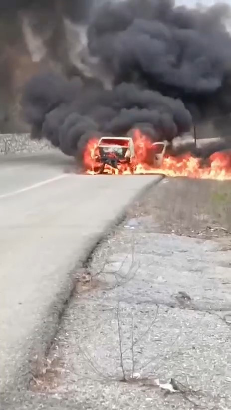 Otomobil alev topuna döndü: Ölümden saniyelerle kurtuldular - Resim : 1