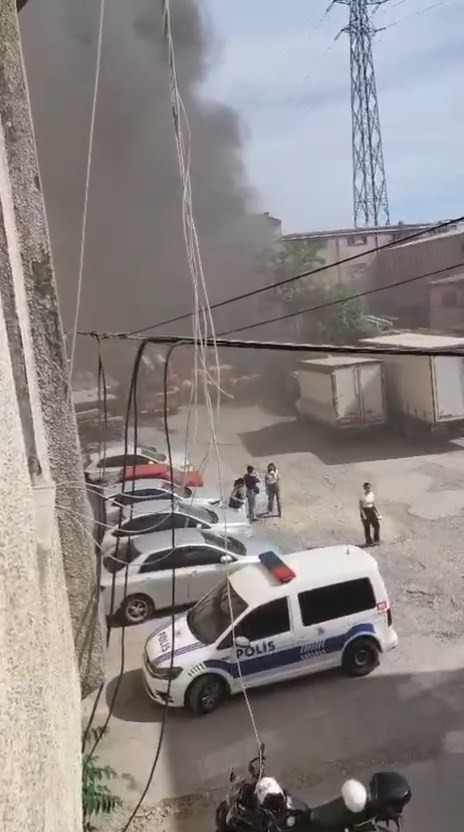 Esenyur’ta dumanlar gökyüzünü kapladı: Fabrika alevlere teslim oldu - Resim : 2