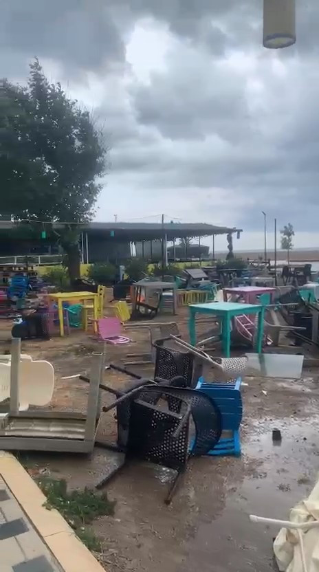 Fırtına sahili birbirine kattı: Masa ve sandalyeler yer değiştirdi - Resim : 3