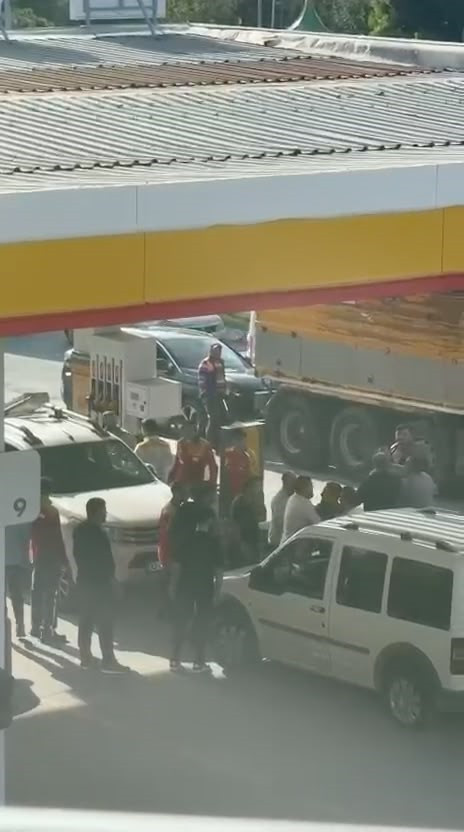 Arnavutköy’de akaryakıt istasyonunda meydan dayağı: Sopalar havada uçuştu - Resim : 3
