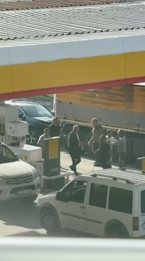 Arnavutköy’de akaryakıt istasyonunda meydan dayağı: Sopalar havada uçuştu - Resim : 2
