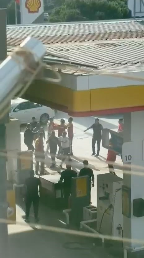 Arnavutköy’de akaryakıt istasyonunda meydan dayağı: Sopalar havada uçuştu - Resim : 1