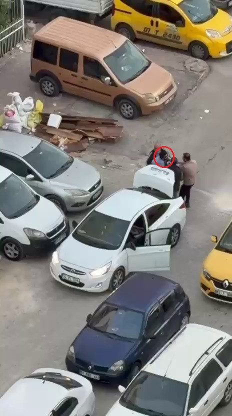 Adana'da film gibi olay: Çevredekilere aldırış etmediler güpegündüz adam kaçırdılar - Resim : 3