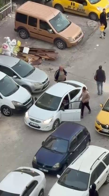 Adana'da film gibi olay: Çevredekilere aldırış etmediler güpegündüz adam kaçırdılar - Resim : 1