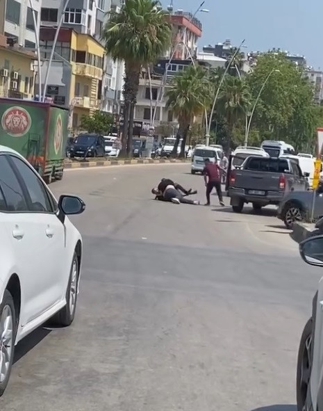 Tüfek gösterip sopayla dövdüler: Adana’da trafik magandaları caddeyi savaş alanına çevirdi - Resim : 1
