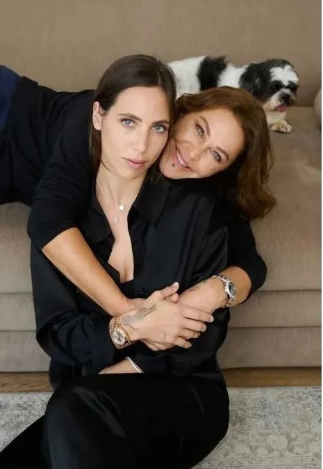 Hülya Avşar'ın kızı Zehra doğallığıyla büyüledi: Beyazlar içinde zarafet - Resim: 8