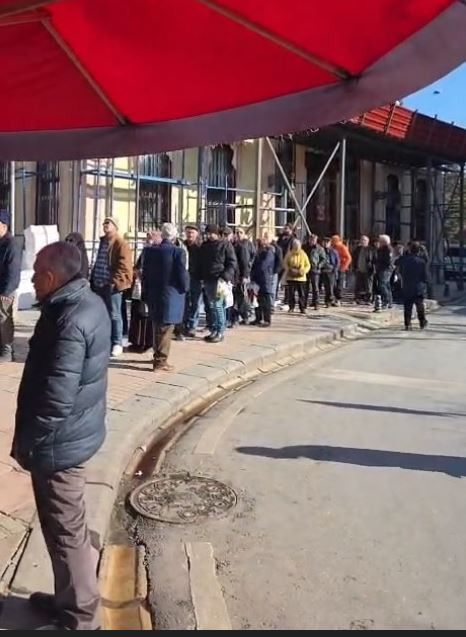 Fiyatı g&ouml;ren soluğu tezg&acirc;hta aldı: Metrelerce kuyruk oluştu: Eskişehir&rsquo;de hamsi mesaisi - Resim : 3