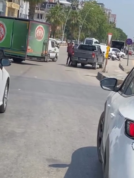 Tüfek gösterip sopayla dövdüler: Adana’da trafik magandaları caddeyi savaş alanına çevirdi - Resim : 3