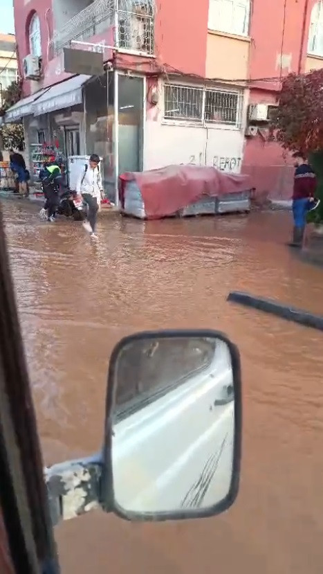 Şok patlama! Adana'da yol &ccedil;&ouml;kt&uuml;: &Uuml;&ccedil; mahalle sular altında - Resim : 3