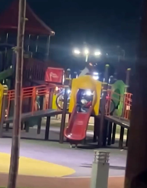 Çocuk parkını pist sandılar: Ekipler harekete geçti, 2 kuryeye ceza yağdı - Resim : 1