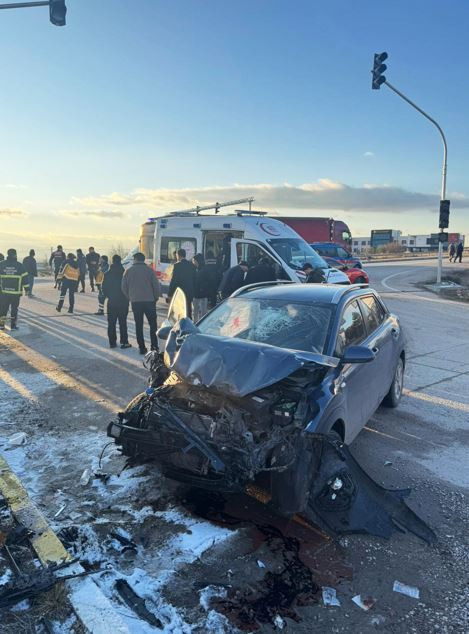 &Ouml;ğrenci servis minib&uuml;s&uuml; ile otomobil ile &ccedil;arpıştı: 9 yaralı - Resim : 2
