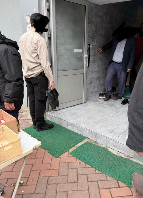 Polisin görevi bu mu? Namaz çıkışında elinde ayakkabı ve keratayla kaymakamı bekledi - Resim : 1