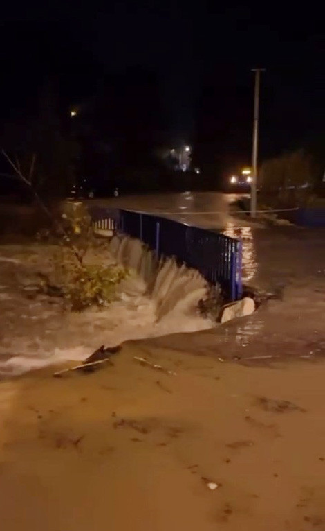 Turizm kentinde büyük yıkım: Milyonlarca lira zarar: Hortum seraları kağıt gibi yırttı - Resim : 4
