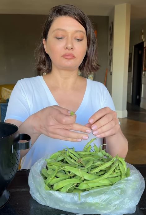 Şehir hayatını silip attı: Pancar tarlasından ağaç tepesine... Nurgül Yeşilçay adeta yılların köylüsü - Resim: 1