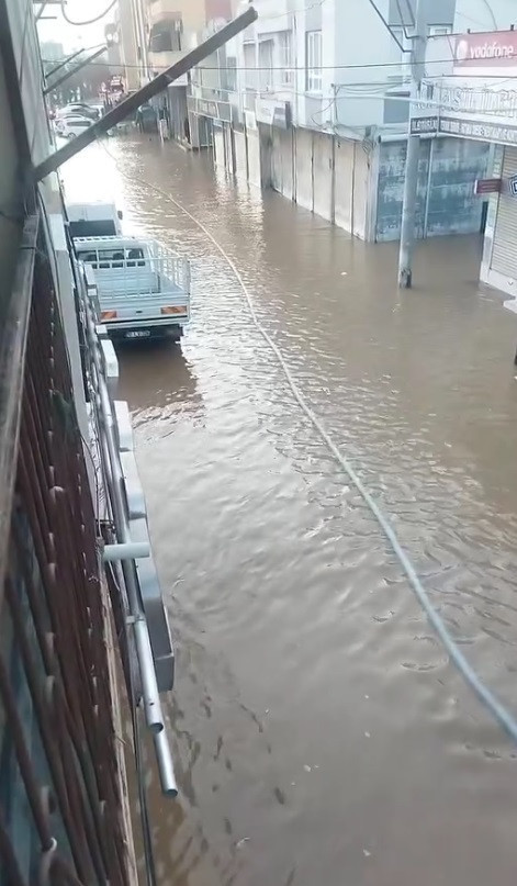 Şok patlama! Adana'da yol &ccedil;&ouml;kt&uuml;: &Uuml;&ccedil; mahalle sular altında - Resim : 4