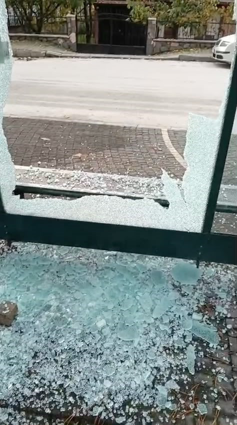 Şehir magandaları durağı harabeye çevirdiler - Resim : 2