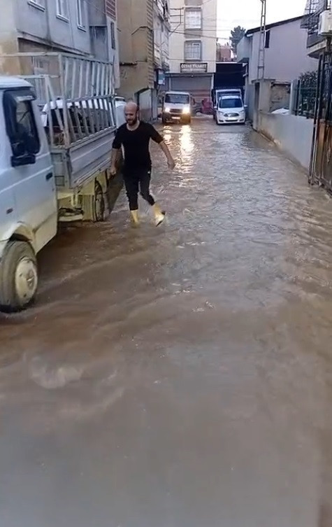 Şok patlama! Adana'da yol &ccedil;&ouml;kt&uuml;: &Uuml;&ccedil; mahalle sular altında - Resim : 6