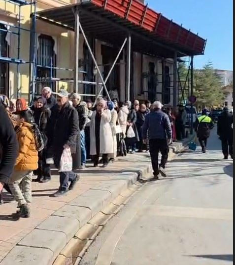 Fiyatı g&ouml;ren soluğu tezg&acirc;hta aldı: Metrelerce kuyruk oluştu: Eskişehir&rsquo;de hamsi mesaisi - Resim : 4
