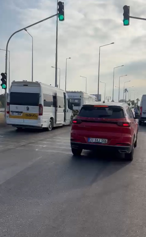 Yolcu minibüsünde dehşet dolu anlar: Öfkeli saldırganın gasbettiği araç mezarı oldu - Resim : 3